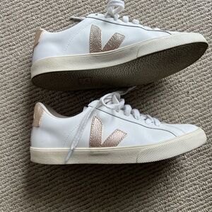 Veja EUC smoke free pet free home size US6